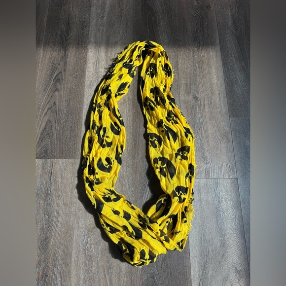 Iowa Hawkeyes Infiniti scarf. Excellent used condition. Lightweight. - Picture 1 of 4